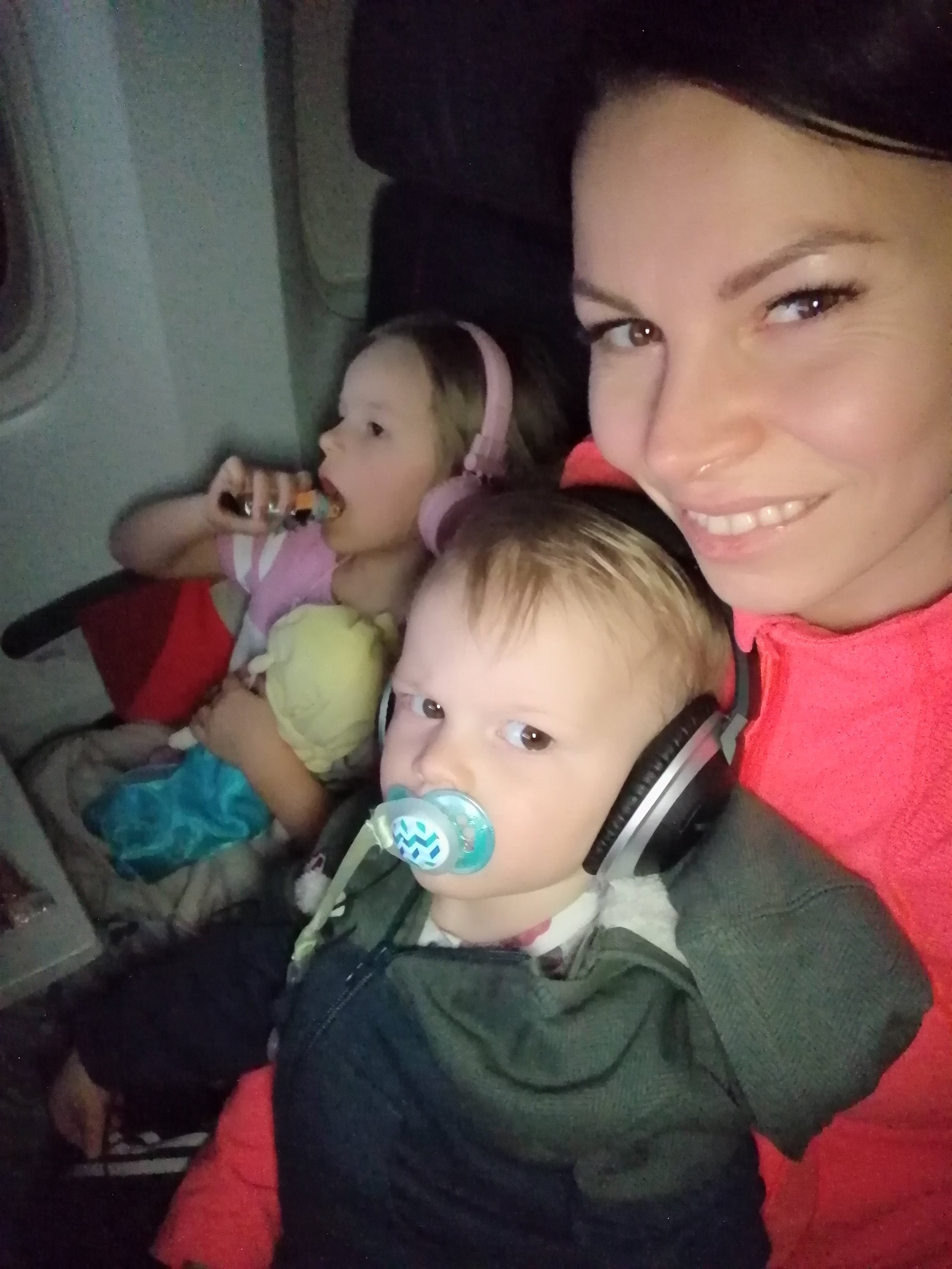 Lapsen kanssa lentokoneessa